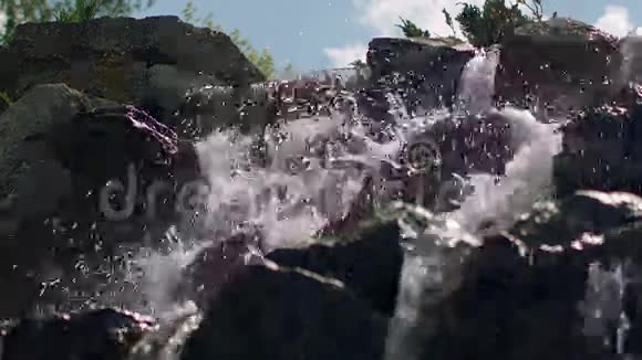 水在缓慢的运动中飞溅瀑布的特写泼水视频的预览图