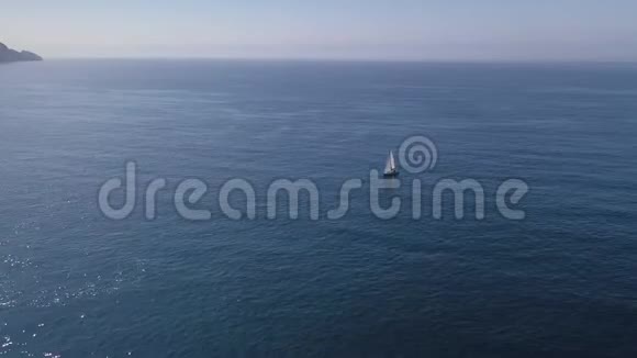 蓝色海景白色帆船视频的预览图