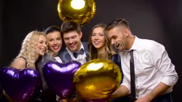 有金色和紫色气球的快乐朋友视频的预览图