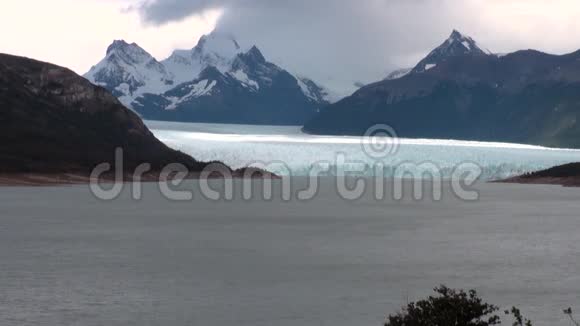 雪山全景冰山背景的云在南极洲视频的预览图