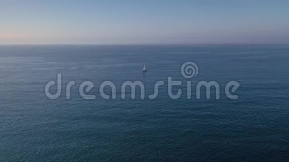 蓝色海景白色帆船视频的预览图