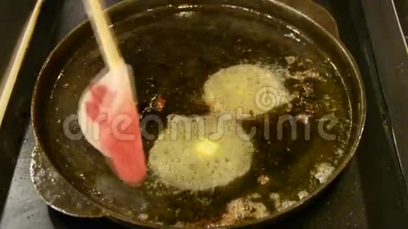 泰国土制牛油牛肉的特殊配方用黄油烹饪美食家用铁锅盘炒至熟透视频的预览图