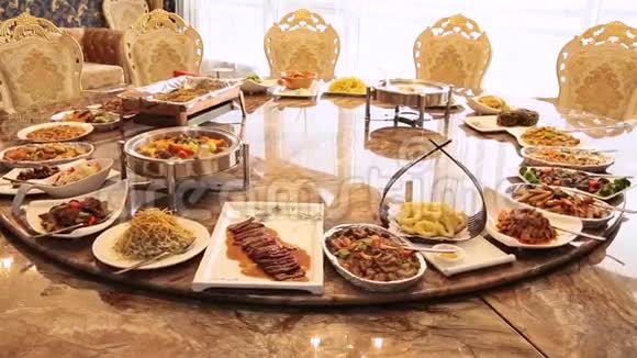 酒店的中餐厅提供中式菜肴的圆桌视频的预览图