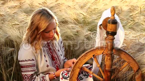 很好的民族传统视频她刺绣装饰视频的预览图