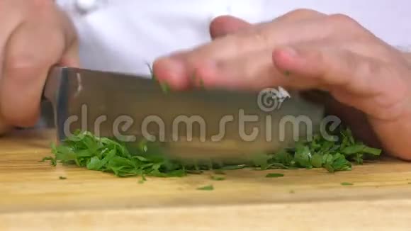 在木板上切割绿色的刀视频的预览图