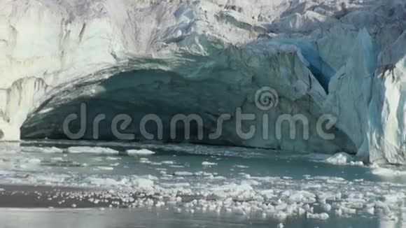 冰川崩塌和冰山形成北极视频的预览图