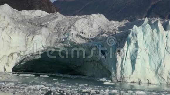 冰川崩塌和冰山形成北极视频的预览图