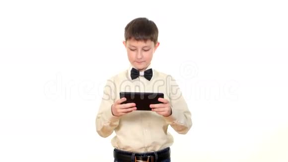 在校男生玩平板电脑视频的预览图