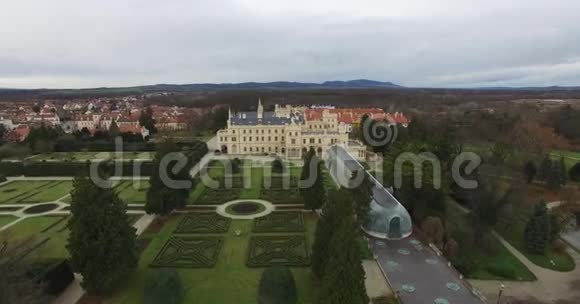 捷克共和国莱德尼斯城堡鸟瞰图视频的预览图