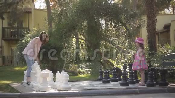 妈妈和小女儿在大自然中下棋视频的预览图