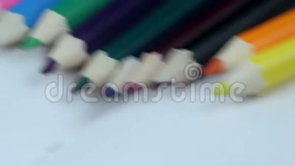彩色铅笔十二块躺在白纸上视频的预览图