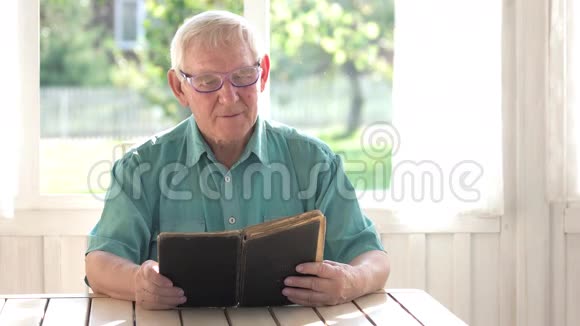 读一本书的老人视频的预览图