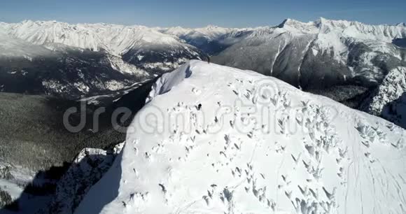 滑雪者在雪山滑雪4k视频的预览图