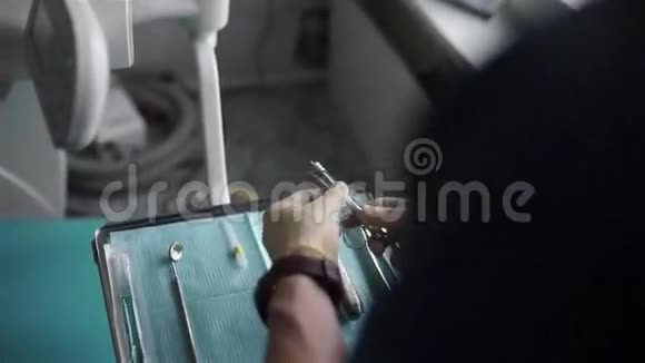 牙医准备一个注射器麻醉视频的预览图