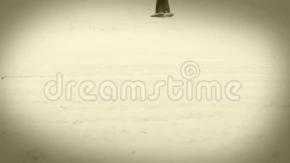 老电影效果卡丁车在冰冻的湖面上赛车视频的预览图