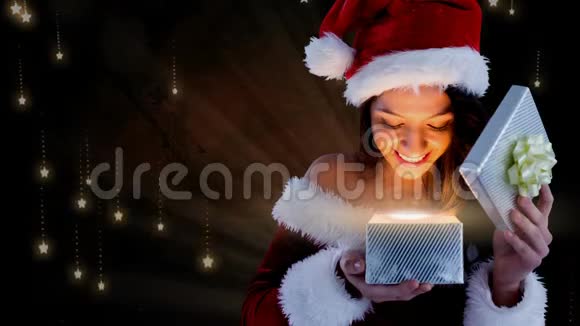 激动人心的圣诞老人打开带有雪花的神奇圣诞礼盒视频的预览图