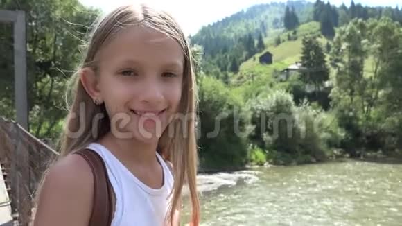 山桥上的孩子大自然中的孩子河流中的女孩视频的预览图