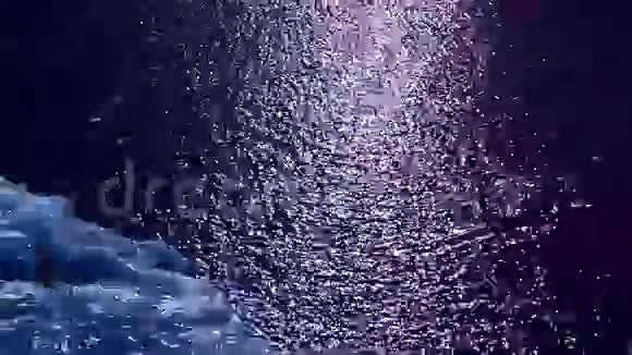 夜间在海滩散步的人视频的预览图