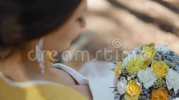 年轻女子抱着黄色的花束视频的预览图