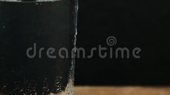 黑色背景上有水的玻璃视频的预览图