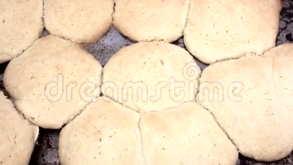 家做的糖饼干放在锅上视频的预览图