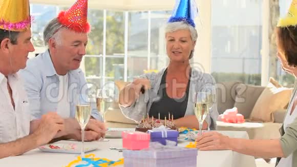 年长的朋友庆祝生日视频的预览图