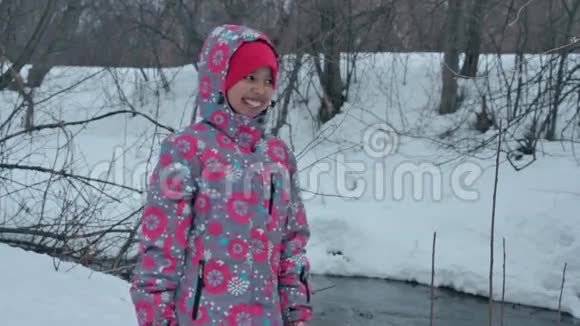 冬天公园里快乐的女孩视频的预览图