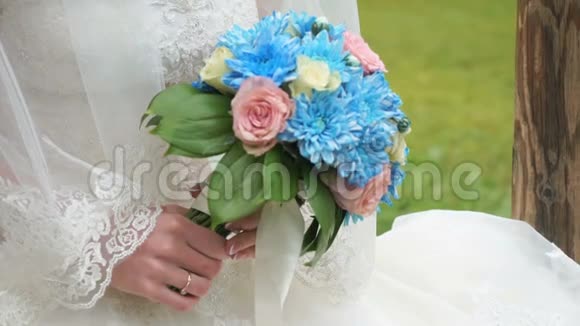 特写漂亮时尚的婚礼花束视频的预览图