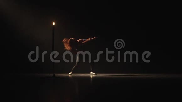 女孩在黑暗中用灯泡跳舞视频的预览图