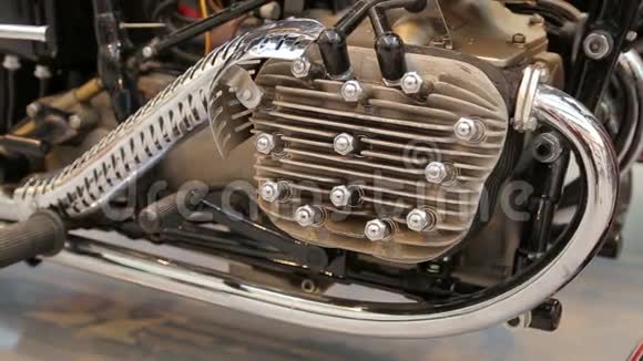 老式摩托车展览发动机和车轮的特写视频的预览图