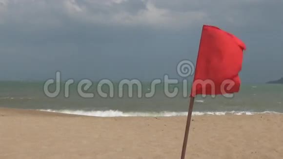 空红旗迎风飘扬大海强烈的波浪做运动亚洲视频的预览图