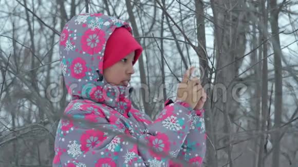 冬天公园里快乐的女孩视频的预览图