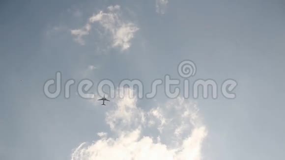 在背景蓝云上飞行的飞机视频的预览图