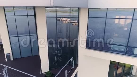 湖边的一个娱乐中心海滨的一个昂贵的酒店视频的预览图