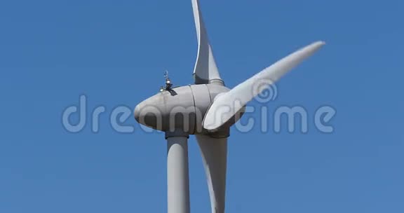 蓝天风力涡轮机靠近诺曼底的卡恩视频的预览图
