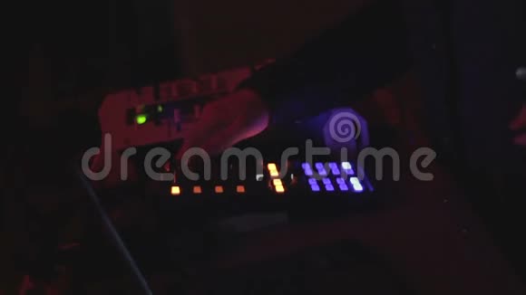 俱乐部演出期间流行的DJ调整控制和按钮视频的预览图