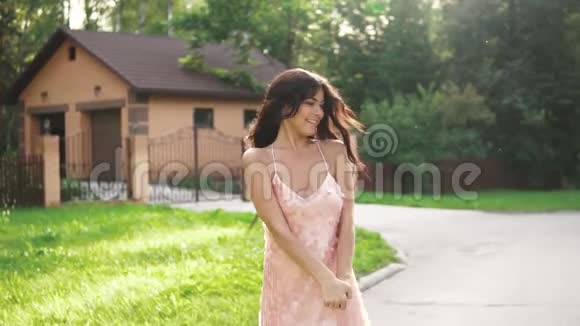 一个穿晚礼服的女孩的肖像一个年轻的女人在街上漫不经心地走着视频的预览图