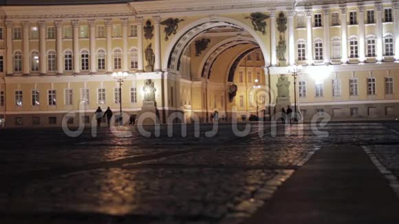 夜晚在圣彼得堡的皇宫广场观景恋爱中的情侣剪影视频的预览图