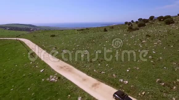 独驾孤车的丘陵之路视频的预览图