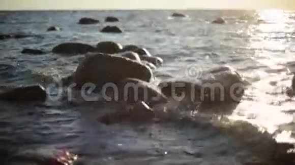 海浪在阳光下拍打着海岸上的岩石没有人慢动作视频的预览图