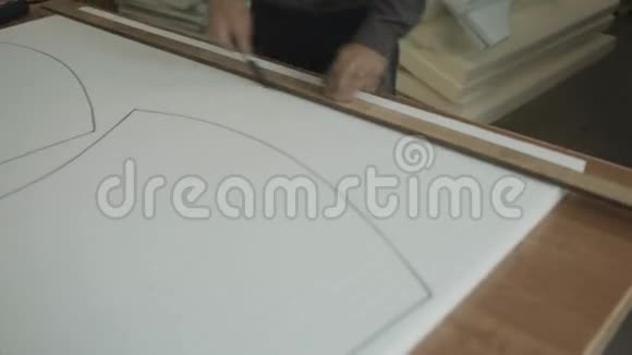 人在家具厂用记号笔画直线和直线视频的预览图