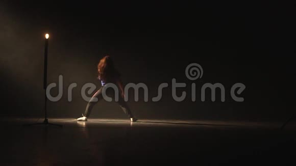 女孩在黑暗中用灯泡跳舞视频的预览图