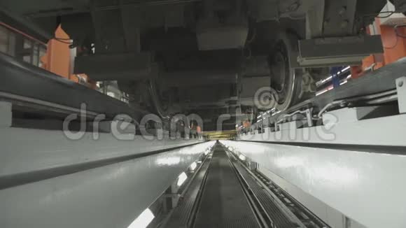 工厂车间列车车厢底盘上的车轮视频的预览图