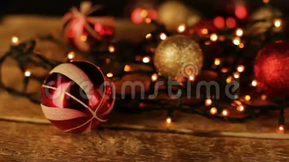 带球和灯的圣诞装饰视频的预览图