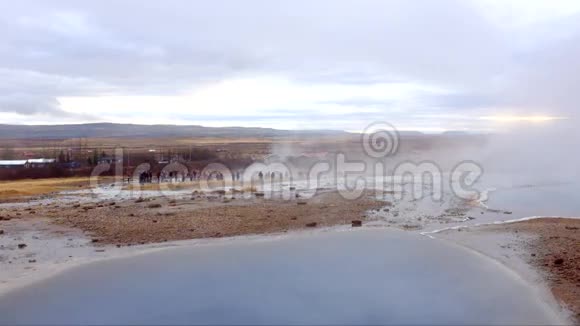 冰岛的施特罗库尔间歇泉视频的预览图