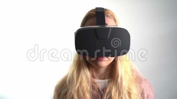 年轻女子戴着VR耳机视频的预览图