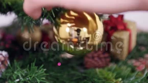 圣诞树金镜球装饰视频的预览图