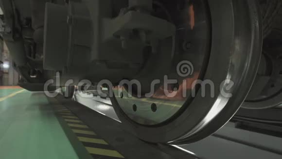 工厂车间列车车厢底盘上的车轮视频的预览图
