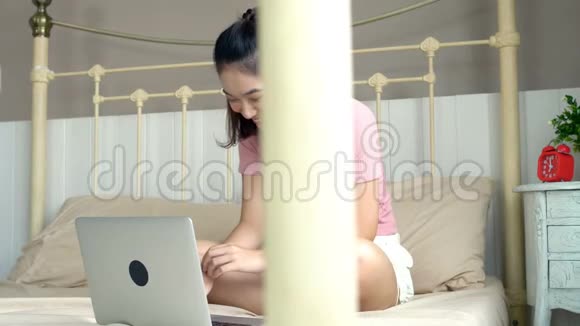 亚洲年轻女孩玩笔记本电脑视频的预览图