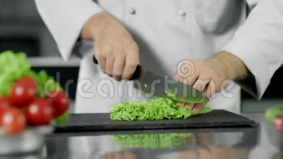 厨师在厨房切食物特写厨师用刀切沙拉视频的预览图